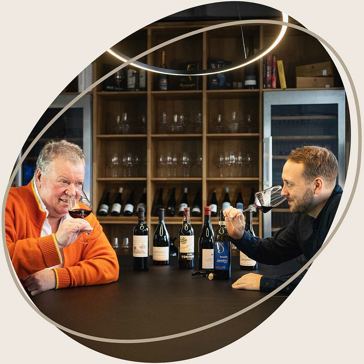 Heiner und Luca Lobenberg trinken Wein