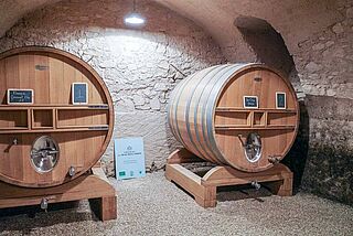 Weinfässer des Weinguts