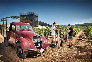 Erntearbeiter mit einem alten Truck