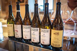 Vinflasker på et bord ved en smagning af Elio Grasso