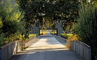 Ein Tor führt durch das Gebäude des Weinguts hindurch