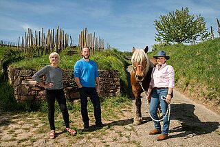 Zusslin Familie vor dem Weinberg, blauer Himmel