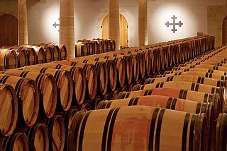 Weinkeller mit Weinfässern des Weinguts La Mission Haut Brion