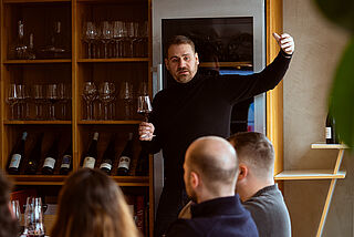 Markus Altenburger hält eine Verkostung bei Lobenbergs