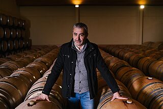 Der Winzer von Pujanza in seinem Weinkeller