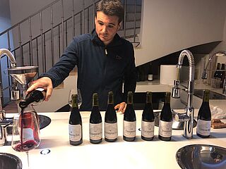 Wein wird für eine Verkostung eingeschenkt