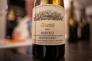 Wein von Vietti auf einem Tisch