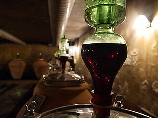 Amphoren in einem Weinkeller