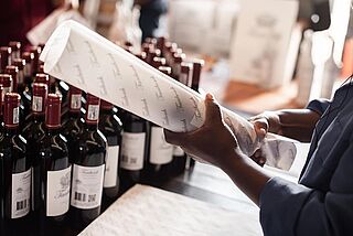 Verpacken einer Weinflasche auf dem Weingut Taaibosch