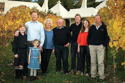 Winzerfamilie vor dem Weingut Te Mata Estate