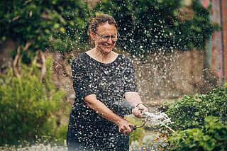 Caroline Diel oeffnet eine Flasche Schaumwein auf dem Hof des Weinguts Schlossgut Diels Caroline Diel oeffnet eine Flasche Schaumwein auf dem Hof des Weinguts Schlossgut Diels