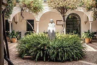 Innenhof beim Weingut, eine Büste steht in der Mitte