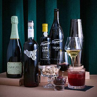 Flaschen und Coctails