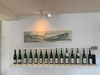 Eine Präsentation von Weinflaschen beim Weingut Peter Lauer