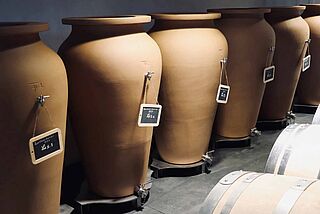 Krüge beim Weingut Clos Saint Martin