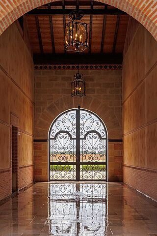 Das große Eingangstor beim Weingut