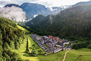 Weingut Chartreuse im Tal, umringt von Bergen