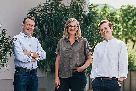 Winzerfamilie vor dem Anwesen