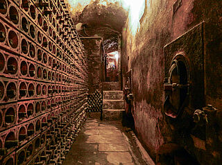 Flaschenlager beim Weingut Petrolo