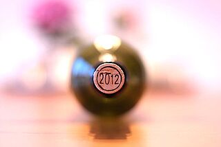 Weinflasche von oben mit 2012 auf Korken