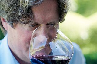 Eric Johannsen smager på rødvine på vingården La Crema