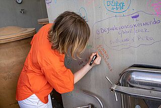 Anja Breit verewigt sich auf beim Weingut Duemani Anja Breit verewigt sich auf beim Weingut Duemani