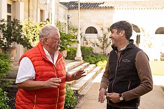 Heiner Lobenberg auf dem Weingut Cheval Blanc, im Gespräch mit dem Winzer