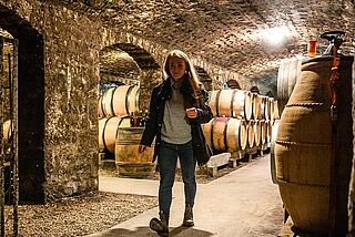 Vinmager går gennem vinkælderen Jean-Marc Millot