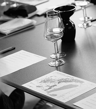 Gläser und Bogen bei der Verkostung