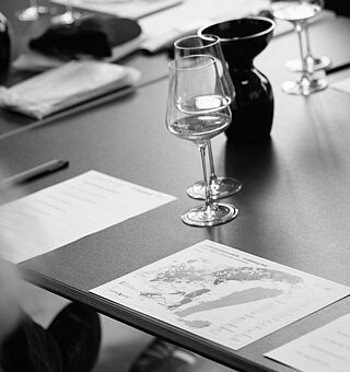 Gläser und Bogen bei der Verkostung