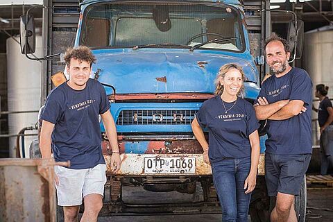 Familie Michelini i Mufatto vor dem Auto