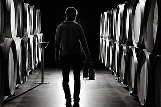 Winzer:in im Weinkeller Champagne Clandestin Winzer:in im Weinkeller Champagne Clandestin