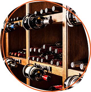 Wein-Display in einem Weinkeller