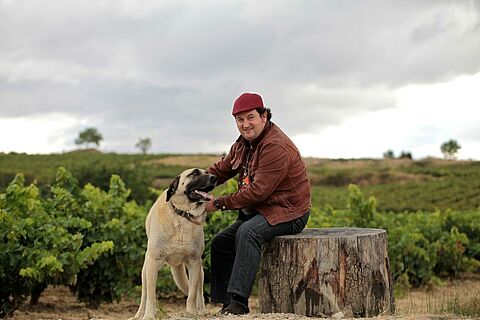 Bodegas Contador Winzer mit Hund im Weinberg