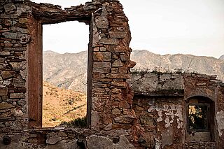 Ruine und Weinberge des Weinguts Terroir Sense Fronteres Ruine und Weinberge des Weinguts Terroir Sense Fronteres
