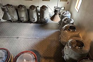 Weinkeller mit Weintanks und Weinkellern des Weinguts Comando G Viticultores Weinkeller mit Weintanks und Weinkellern des Weinguts Comando G Viticultores