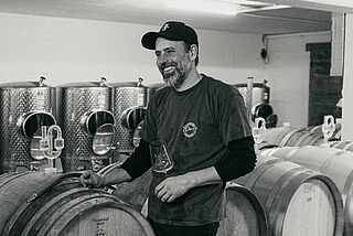 Karsten Peter im Keller bei Weinprobe