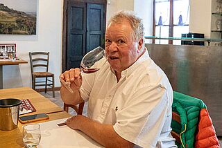 Heiner Lobenberg an einem Tisch bei einer Weinverkostung auf dem Weingut Fratelli Alessandria