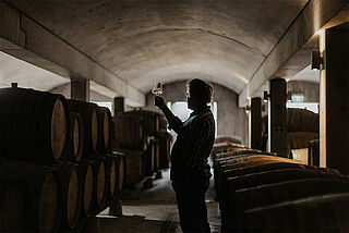 Winzer im Weinkeller