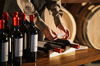 Flaschenetikett wird aufgeklebt