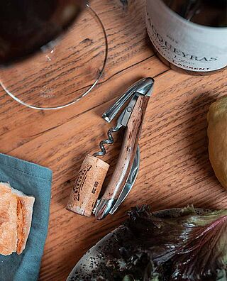 Ein Sommelier Kellnermesser in Aktion