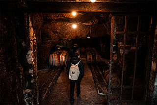Unser Weinscout Elias Schlichtling im Weinkeller Château Yvonne