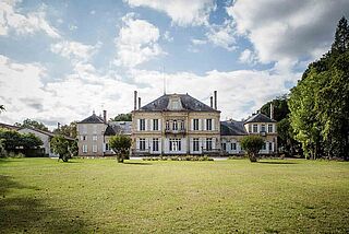 Weingut Batailley bei blauem Himmel
