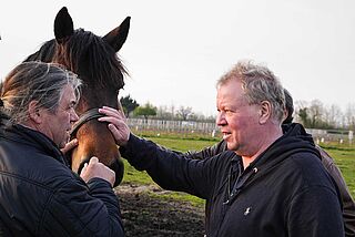 Dominique Leandre-Chevalier und Heiner Lobenberg mit Pferd auf dem Weingut. Dominique Leandre-Chevalier und Heiner Lobenberg mit Pferd auf dem Weingut.