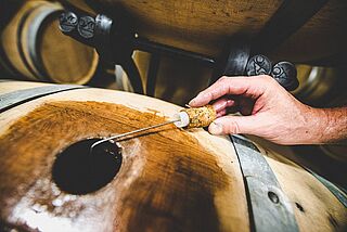 offenes Weinfass im Weinkeller Philipponnat