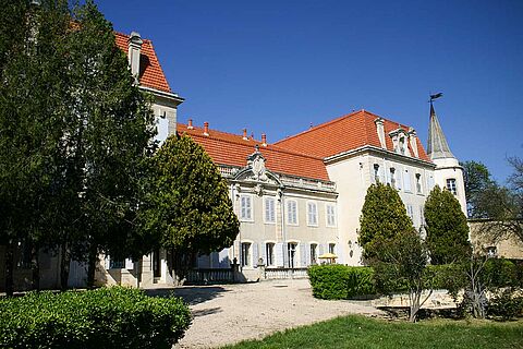 Weingut Chateau de Vaudieu bei blauem Himmel