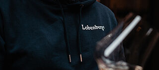 Nahaufnahme von dem Lobenbergslogo auf dem Hoodie