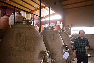 Der Winzer im Weinkeller