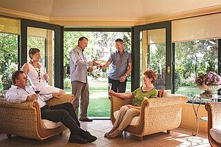 Winzerfamilie De Bortoli mit Weinglaesern in ihrem Wohnzimmer Winzerfamilie De Bortoli mit Weinglaesern in ihrem Wohnzimmer