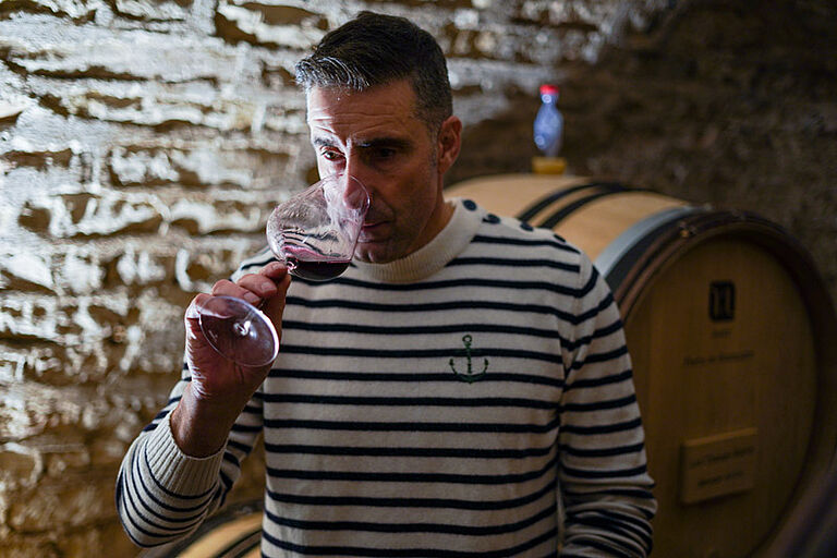 Bruno Lorenzon beim Wein verkosten
